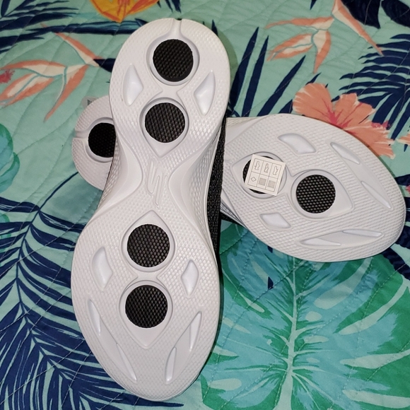 SKECHERS~WOMENS~SIZE 7 BRAND NEW - Picture 4 of 5